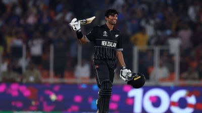 सचिन-द्रविड़ के नाम वाले लड़के ने इंग्लैंड का बजाया बाजा, वर्ल्ड कप डेब्यू में उड़ाया सैकड़ा, भारत से है स्पेशल रिश्ता रचिन रवींद्र ने उड़ाया शतक. (Getty Images)