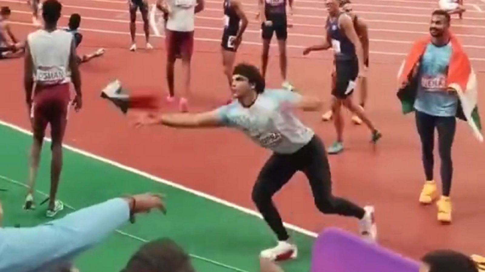 Asian Games: नीरज चोपड़ा ने तिरंगे के लिए लगाई चीते जैसी छलांग, नीचे गिरने से बचाया, Video नीरज चोपड़ा ने तिरंगे को नीचे गिरने से बचाया