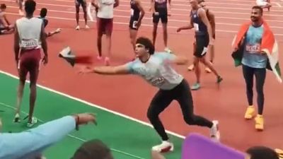 Asian Games: नीरज चोपड़ा ने तिरंगे के लिए लगाई चीते जैसी छलांग, नीचे गिरने से बचाया, Video नीरज चोपड़ा ने तिरंगे को नीचे गिरने से बचाया