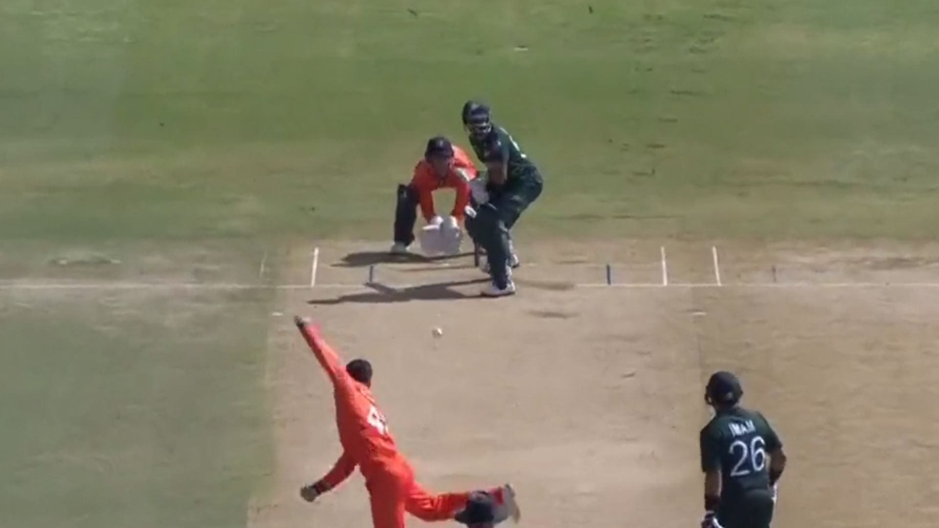 Babar Azam : वर्ल्ड कप के पहले मैच में 5 रन पर धड़ाम बाबर आजम, पाकिस्तानी कप्तान पर फैंस का फूटा गुस्सा, कहा - डर के खेल...
