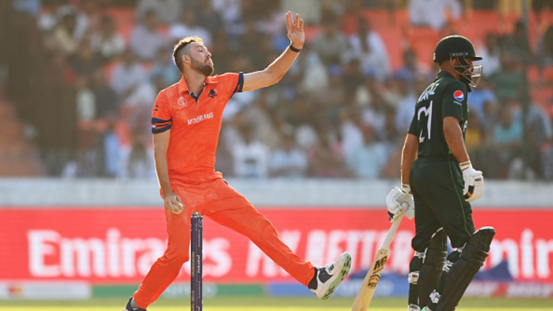 PAK vs NED: अंपायर्स से पाकिस्तान की बैटिंग में हुई भारी चूक, नेदरलैंड्स का करा दिया फायदा, जानिए पूरा मामला PAK vs NED: अंपायर्स से पाकिस्तान की बैटिंग में हुई भारी चूक, नेदरलैंड्स का करा दिया फायदा, जानिए पूरा मामला