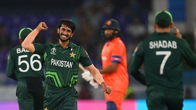 PAK vs NED : पाकिस्तान की कहर गेंदबाजी के आगे नीदरलैंड्स ने टेके घुटने, 287 रनों के लक्ष्य में 81 रन से बाबर की सेना ने जीत से किया आगाज पाकिस्तान के तेज गेंदबाज हसन अली