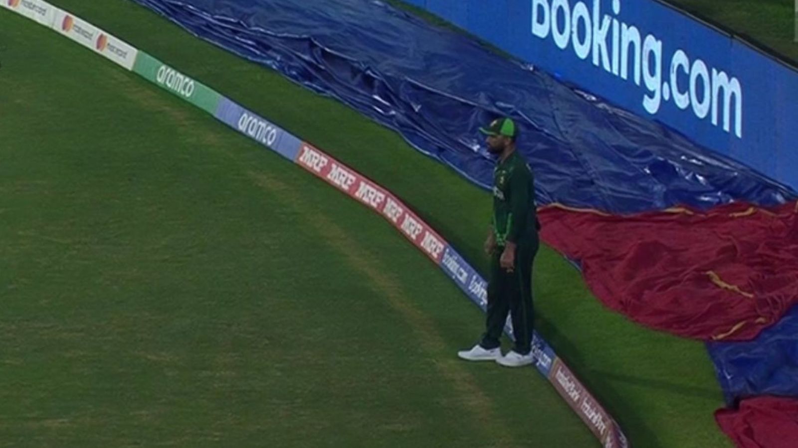 नीदरलैंड्स के खिलाफ क्या पाकिस्तानी क्रिकेटर ने बाउंड्री लाइन से की छेड़छाड़? जानें क्या है पूरा सच नीदरलैंड्स के खिलाफ क्या पाकिस्तानी क्रिकेटर ने बाउंड्री लाइन से की छेड़छाड़? जानें क्या है पूरा सच