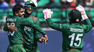 BAN vs AFG: मेहदी हसन मिराज के आगे अफगान पावर फेल, 44 रन में गंवाए  8 विकेट, बांग्लादेश ने आराम से जीता मैच बांग्लादेश के मेहदी हसन मिराज और शाकिब अल हसन. (Getty Images)
