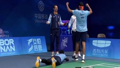 Asian Games: गोल्ड जीतकर गुरु के पैरों में गिर गए सात्विक साईंराज, मैथियास बो को किया साष्टांग प्रणाम, Video भारत ने बैडमिंटन में ऐतिहासिक गोल्ड जीता