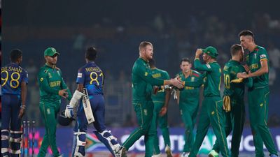 SA vs SL : साउथ अफ्रीका के 3 शतकवीरों के आगे श्रीलंका ने टेके घुटने, 429 रन के रिकॉर्ड चेज में मिली 102 रनों की बुरी हार साउथ अफ्रीका और श्रीलंका की टीम