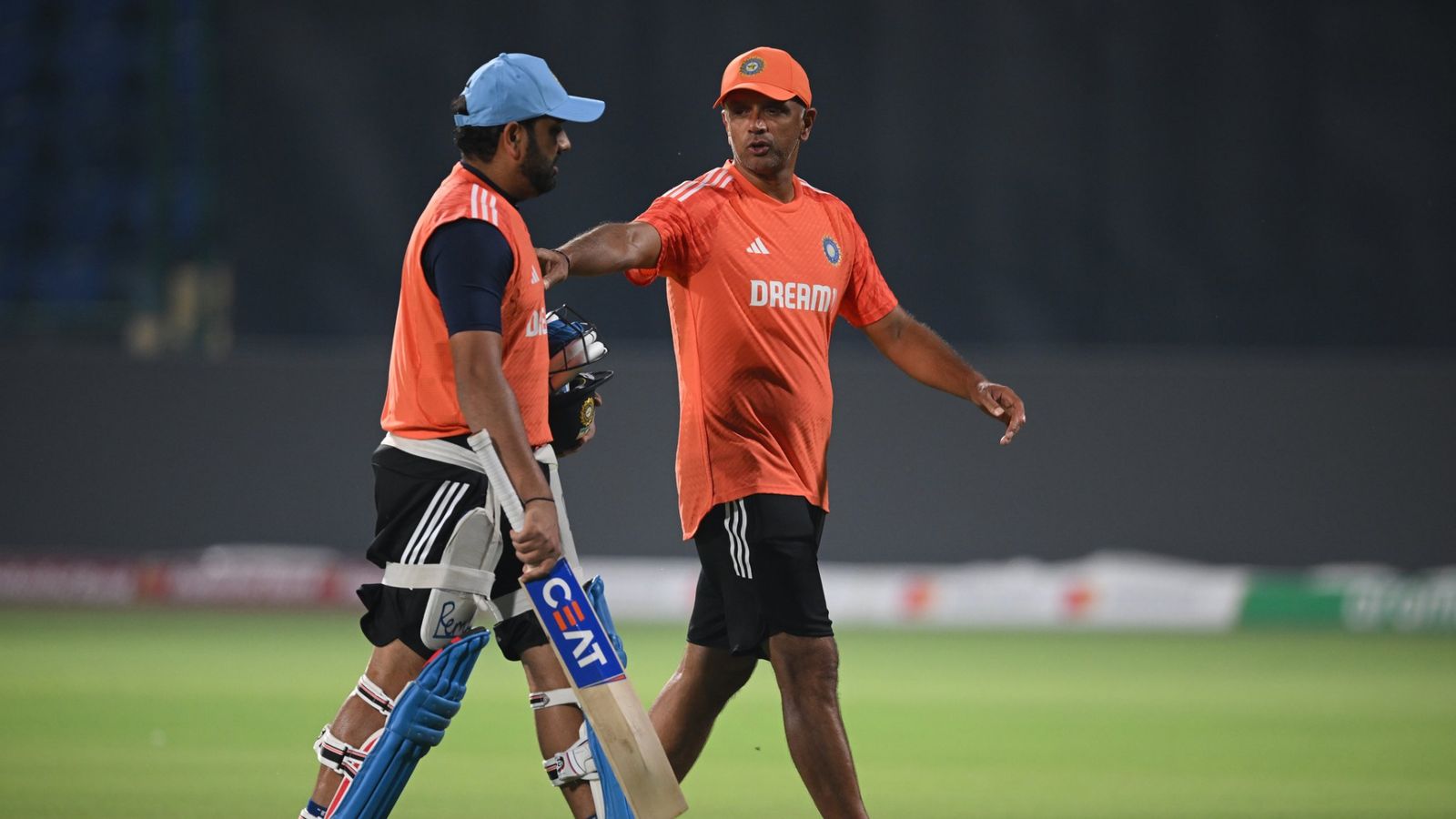 IND vs AFG: अफगानिस्तान के खिलाफ टक्कर से पहले विराट, राहुल, हार्दिक, कुलदीप प्रैक्टिस को नहीं आए, रोहित को लगी गेंद IND vs AFG: अफगानिस्तान के खिलाफ टक्कर से पहले विराट, राहुल, हार्दिक, कुलदीप प्रैक्टिस को नहीं आए, रोहित को लगी गेंद