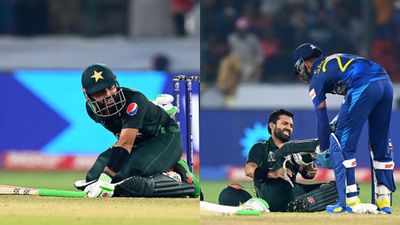 मोहम्मद रिजवान क्रैंप्स से गिरने की कर रहे थे नौटंकी! कमेंटेटर बोले- कोई इसे फिल्मों में ले लो, पठान ने भी जताई हैरानी मोहम्मद रिजवान क्रैंप्स से जूझते दिखे.