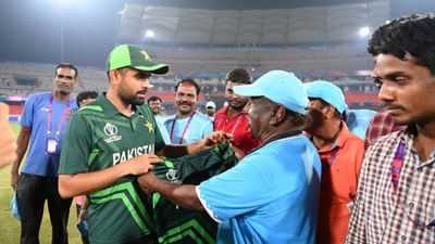 बाबर आजम ने जीता हैदराबाद ग्राउंड स्टाफ का दिल, दिया स्पेशल गिफ्ट, सभी के साथ खिंचवाई फोटो, VIDEO बाबर ने जीता दिल