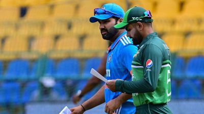 बड़ी खबर: शुभमन गिल के बाद ये भारतीय भी हुआ डेंगू का शिकार, भारत-पाकिस्तान मुकाबले से रहेगा दूर रोहित शर्मा और बाबर आजम