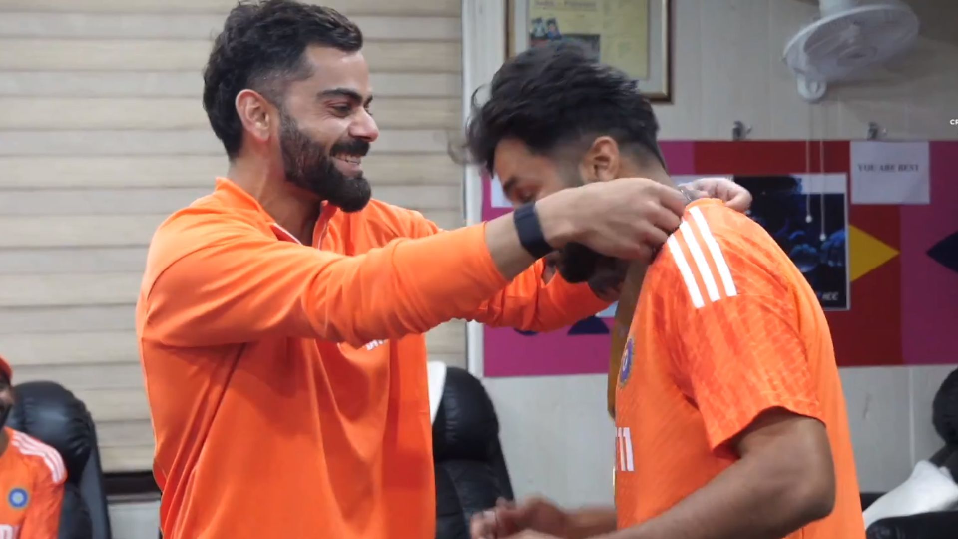 World Cup 2023 : विराट कोहली ने ड्रेसिंग रूम में टीम इंडिया के इस धुरंधर को क्यों पहनाया मेडल? Video से जानें मामला 