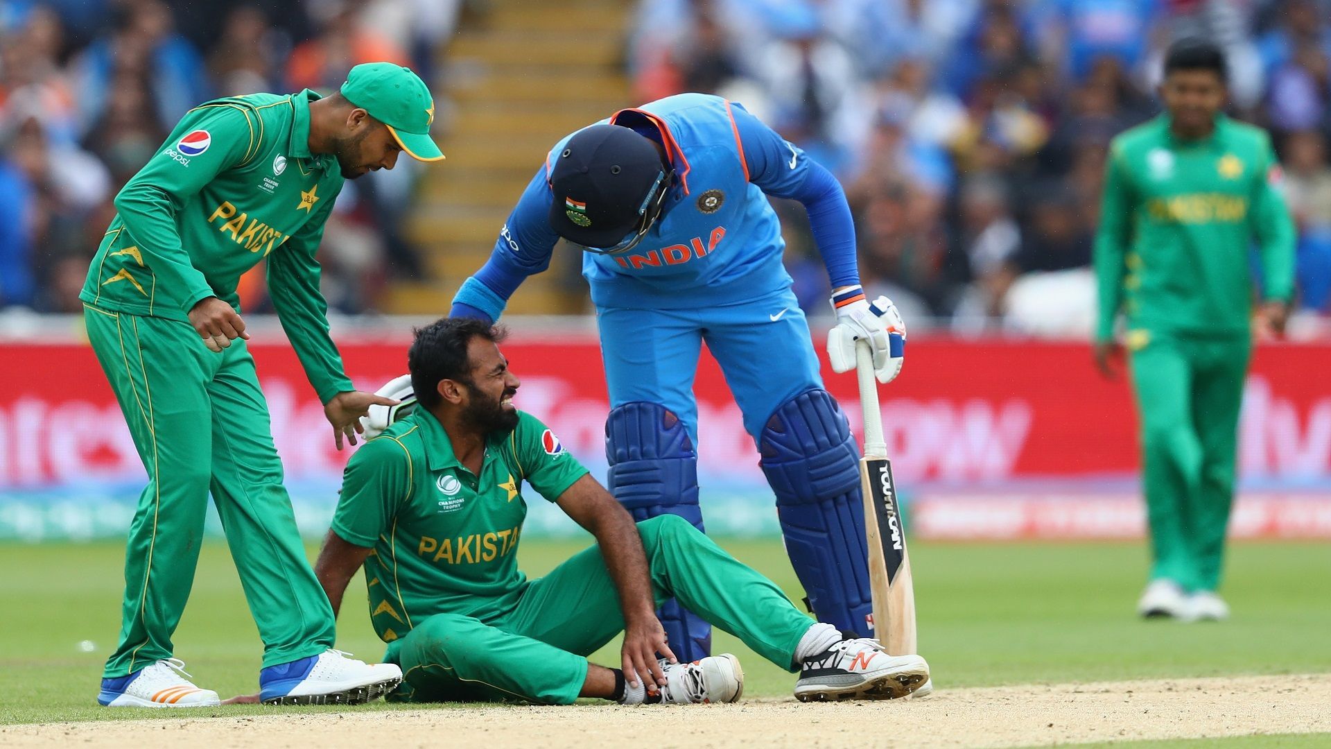 World Cup 2023: वकार यूनुस या फिर सोहेल खान नहीं,  पाकिस्‍तान के खेल मंत्री के नाम है भारत के खिलाफ सबसे ज्‍यादा विकेट लेने का रिकॉर्ड