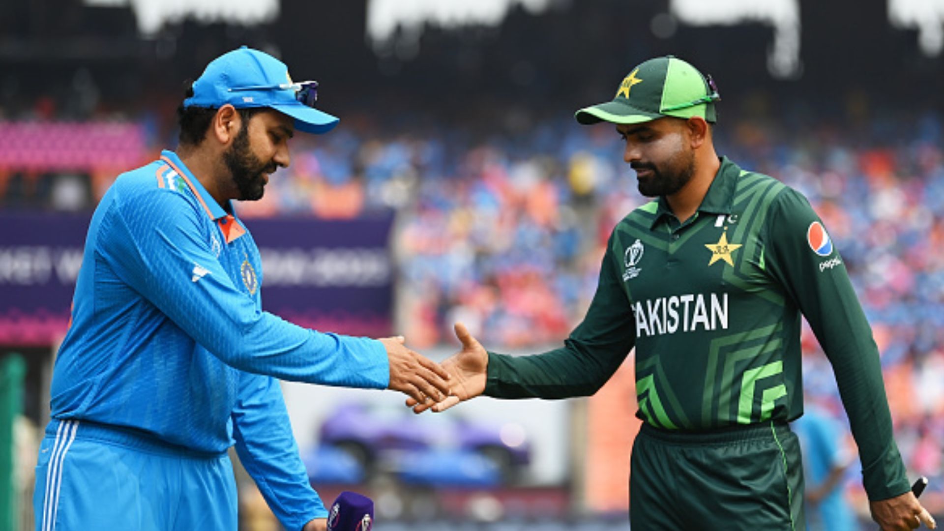 IND vs PAK: बाबर आजम के साथ टॉस के दौरान भारतीय फैंस ने किया कुछ ऐसा, लोग बोले- 'ये गलत है'