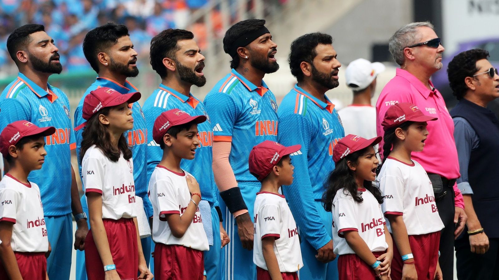 IND vs PAK: राष्ट्रगान के बाद विराट कोहली को हुआ गलती का अहसास, तुरंत भागकर मैदान से बाहर गए, जब लौटे तो... बिना देरी किए कोहली ने सुधारी गलती