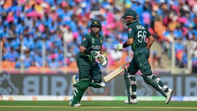 IND vs PAK : पहले 10 ओवरों में सबसे धीमा पाकिस्तान, 1080 गेंदों से नहीं लगा एक भी छक्का, 11 साल पुराना खुद का रिकॉर्ड तोड़ा इमाम उल हक़ और बाबर आजम