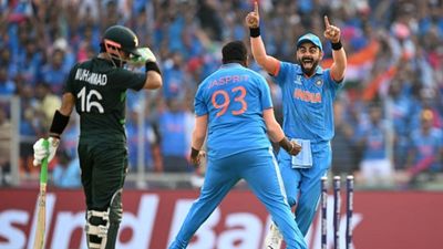 IND vs PAK : पाकिस्तानी दिग्गजों से सीख बुमराह ने पाकिस्तान को किया ढेर, 'स्पिनर' बन रिजवान को कैसे किया बोल्ड, अब बताई बड़ी चाल रिजवान को बोल्ड करके जश्न मनाते बुमराह