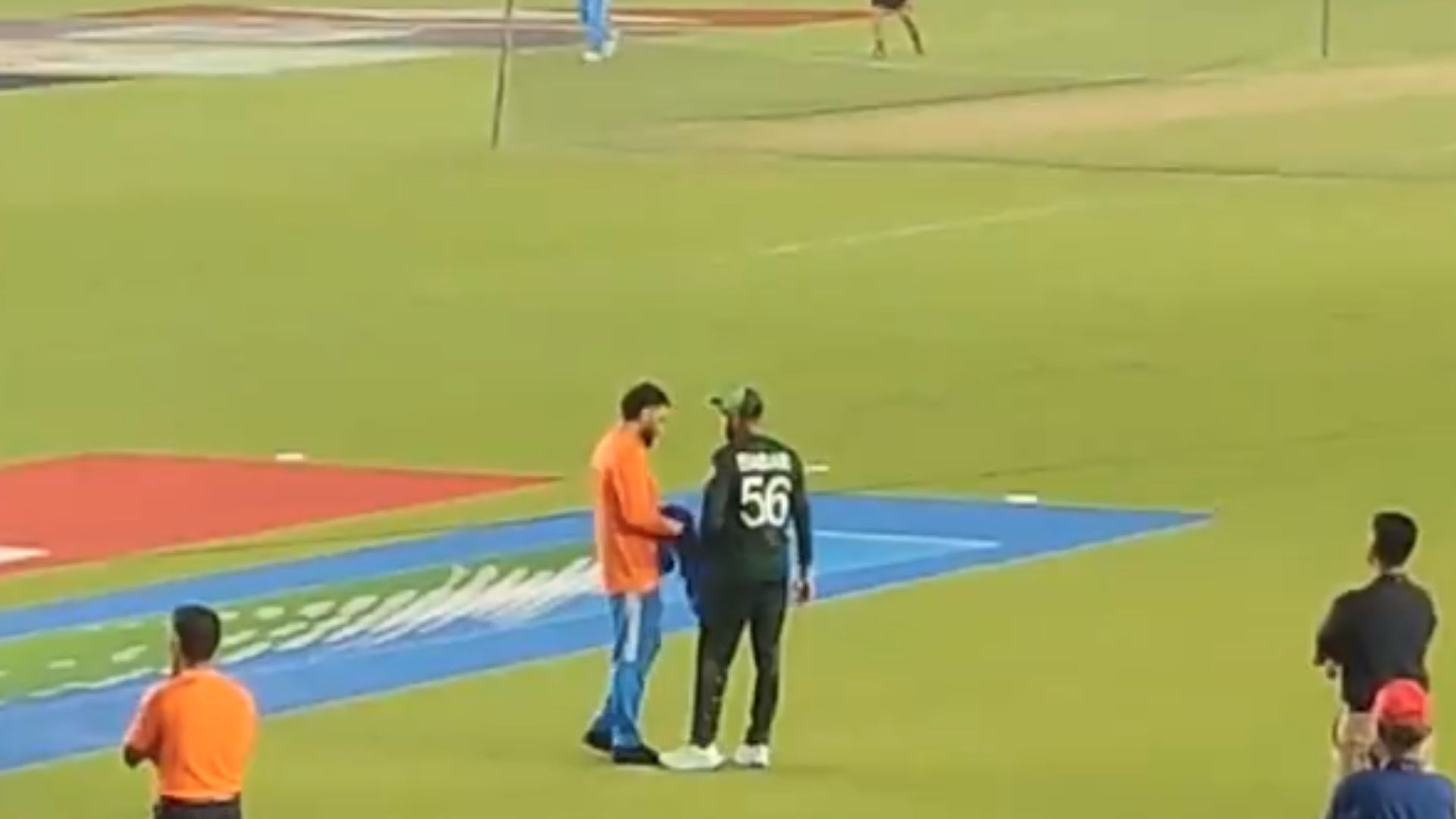 IND vs PAK : विराट कोहली ने बाबर आजम को दिया यादगार गिफ्ट तो पाकिस्तानी कप्तान ने ये चीज भी मांग ली, Video देखकर चौंक जाएंगे! विराट कोहली और बाबर आजम