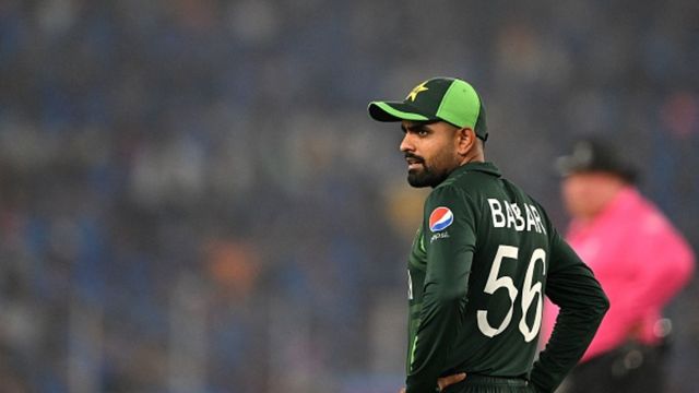 बाबर आजम को साथी खिलाड़ी ने ही घेरा, साथ में वर्ल्ड कप खेल चुके दिग्गज ने कहा- कप्तानी छोड़ दो बाबर आजम