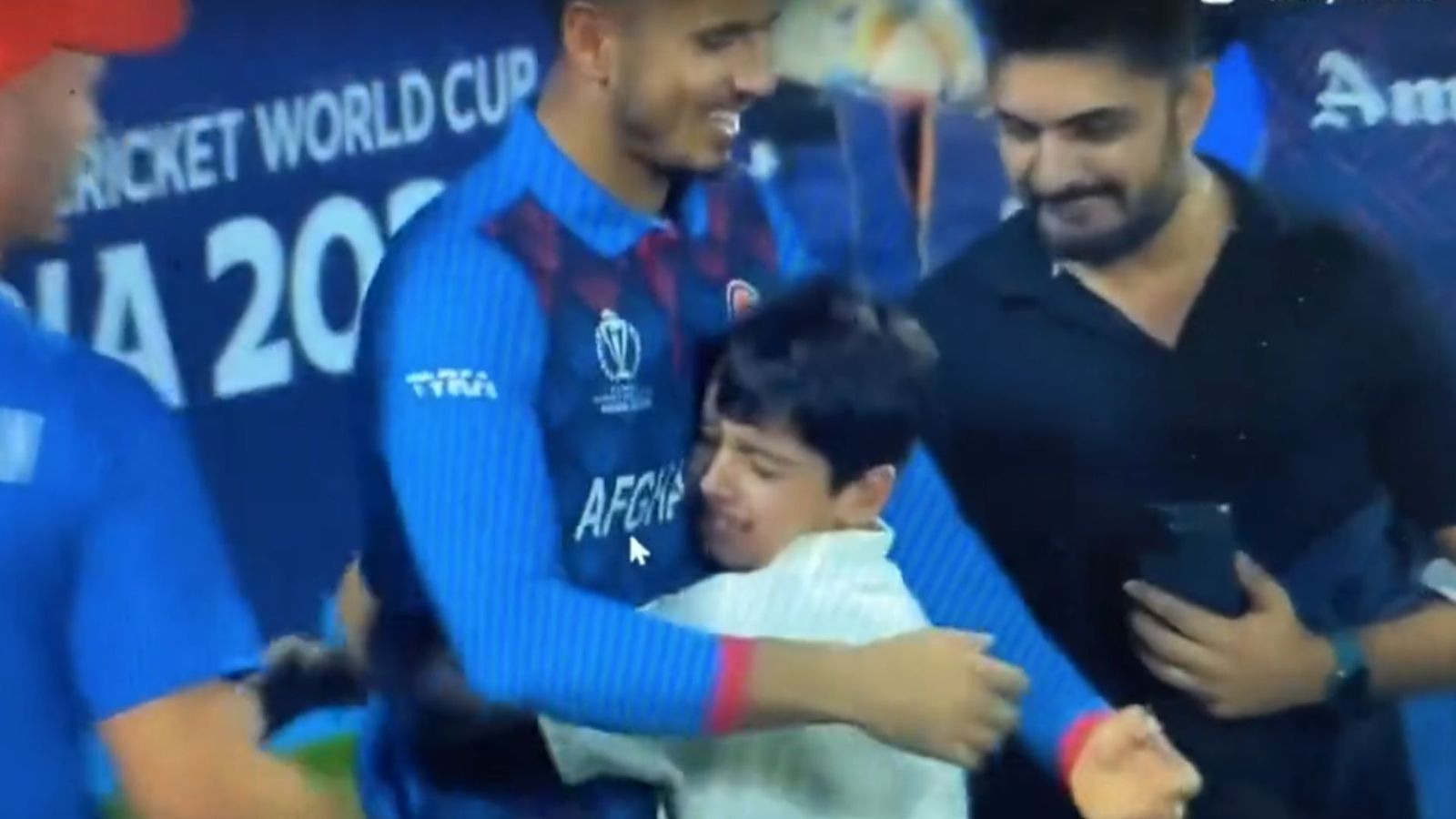 ENG vs AFG : अफगानिस्तान की ऐतिहासिक जीत पर रोने लगा ये नन्हा फैन, मुजीब उर्र रहमान ने लगाया गले, दिल जीत लेगा ये Video! ENG vs AFG : अफगानिस्तान की ऐतिहासिक जीत पर रोने लगा ये नन्हा फैन, मुजीब उर्र रहमान ने लगाया गले, दिल जीत लेगा ये Video!