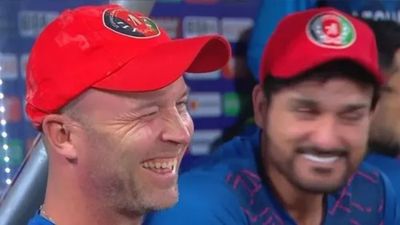 अफगानिस्तान टीम को दिया गुरु ज्ञान फिर इंग्लैंड के खिलाड़ी ने लगाए ठहाके, लोग बोले- 'इसने तो अपनी टीम में सेंध मार दी' ट्रॉट ने लिए मजे