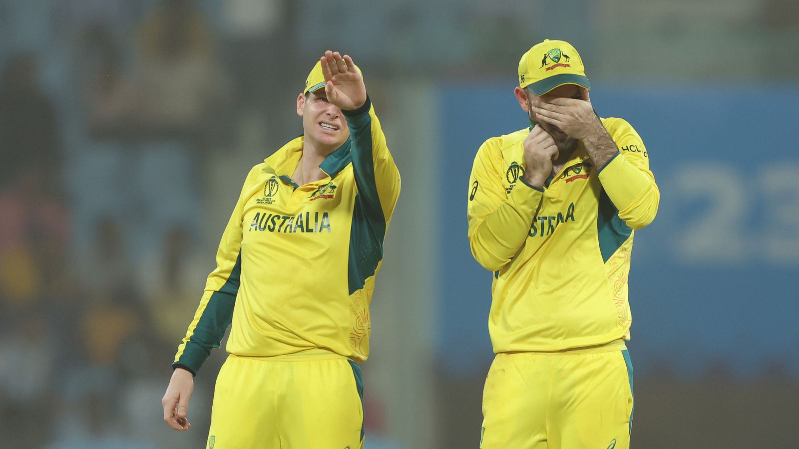 AUS vs SL मैच में आंधी-बारिश ने मचाई अफरातफरी, पोस्टर-बैनर फटे, स्टेडियम में गिरे फ्लैक्स स्टैंड, बड़ा हादसा टला AUS vs SL मैच में आंधी-बारिश ने मचाई अफरातफरी, पोस्टर-बैनर फटे, स्टेडियम में गिरे फ्लैक्स स्टैंड, बड़ा हादसा टला