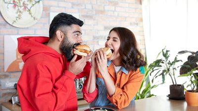 Virat Kohli Diet: फिट रहने के लिए किस तरह की डाइट लेते हैं विराट कोहली, इन तीन चीजों से बरतते हैं दूरी विराट कोहली अपनी डाइट को लेकर सख्ती बरतते हैं.