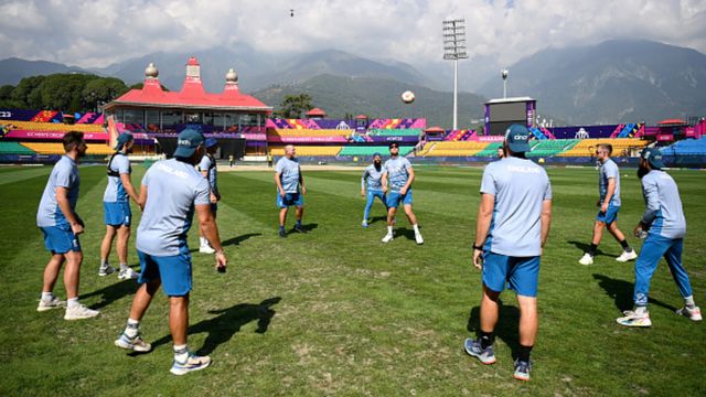 इंग्लैंड ने भारत को हराने के लिए कसी कमर, 8 स्पिनर्स के साथ तैयारी, देखिए किस-किसका किया गया सेलेक्शन इंग्लैंड क्रिकेट टीम प्रैक्टिस के दौरान.