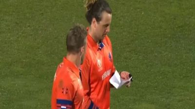 SA vs NED : एक सफेद कागज पर क्या लिखा था ऐसा? जिससे नीदरलैंड्स के आगे तबाह हो गई साउथ अफ्रीका, अब VIDEO से खुला राज सफ़ेद कागज के साथ नीदरलैंड्स के खिलाड़ी