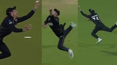 NZ vs AFG : World Cup का सबसे तूफानी कैच! उल्टी दिशा में एक हाथ से छलांग लगाकर सैंटनर ने किया कमाल, जिसने देखा ये VIDEO हो गया हैरान! मिचेल सैंटनर