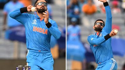 IND vs BAN: विराट कोहली ने वनडे में 6 साल बाद की गेंदबाजी, पहली गेंद पर ही हंसने लगे कमेंटेटर्स, कहा- ये बिल्कुल...VIDEO विराट कोहली ने डाला ओवर