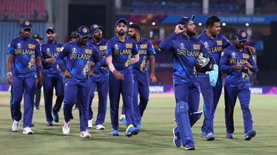 श्रीलंका ने वर्ल्ड कप के बीच बढ़ाई टीम की ताकत, कप्तान को खोने और हार की हैट्रिक के बाद दो सूरमा खिलाड़ियों को घर से बुलाया श्रीलंका क्रिकेट टीम.