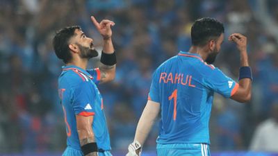 विराट कोहली के शतक के लिए सिंगल नहीं लेने पर केएल राहुल ने किया खुलासा, बोले- उसने कहा बुरा लगेगा अगर... विराट कोहली केएल राहुल ने भारत को जीत दिलाई. (Getty Images)