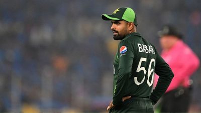 'न बॉलर्स से बात करता है, न उसके पास आइडिया है, बिना शर्म बाबर को पाकिस्तान की कप्तानी छोड़ देनी चाहिए', पूर्व पाकिस्तानी खिलाड़ी ने क्यों कहा ऐसा? पाकिस्तान टीम के साथ बाबर आजम