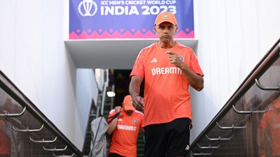 'बॉलर्स रखते ही क्यों है फिर', राहुल द्रविड़ भारत वाले मैचों की पिचों को कम रेटिंग देने पर भड़के, ICC को जमकर सुनाई खरी-खोटी राहुल द्रविड़ भारतीय क्रिकेट टीम के मुख्य कोच हैं.