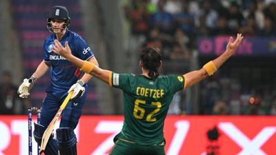 ENG vs SA : साउथ अफ्रीका ने निकाली इंग्लैंड की डिफेंडिंग चैंपियन की हेकड़ी, 400 रनों के चेज में बना मजाक, 9वें नंबर गिरे गेराल्ड कोएट्जी