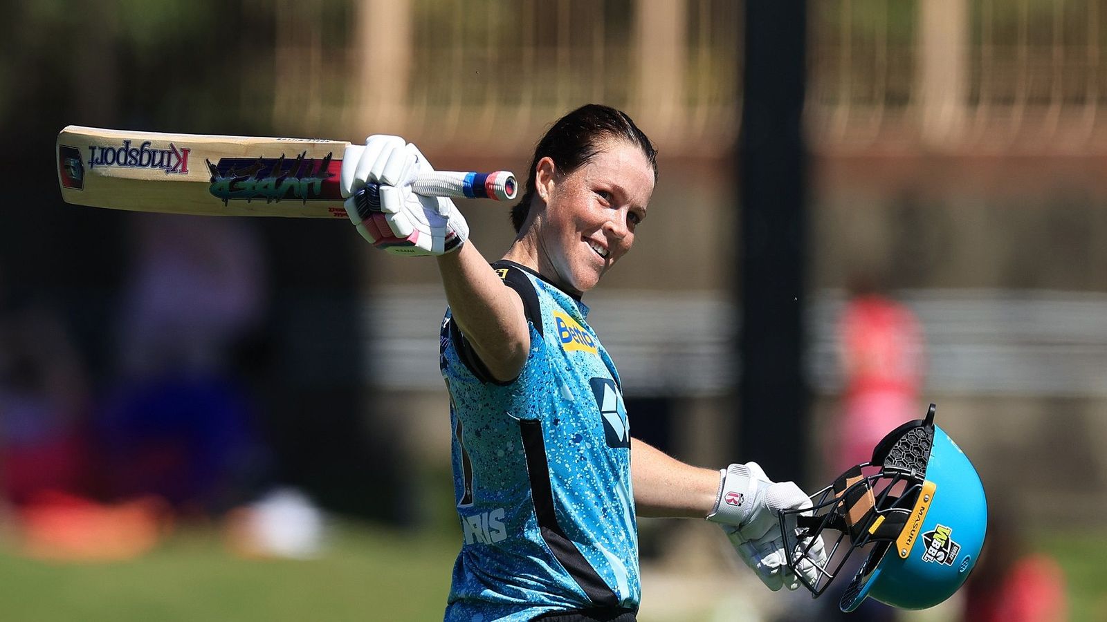 ऑस्ट्रेलियाई बल्लेबाज ने टूटे बैट से लगाया जोरदार छक्का,  साथी खिलाड़ी के सिर के ऊपर से गया बल्ला, Video ऑस्ट्रेलियाई बल्लेबाज ने टूटे बैट से लगाया जोरदार छक्का,  साथी खिलाड़ी के सिर के ऊपर से गया बल्ला, Video