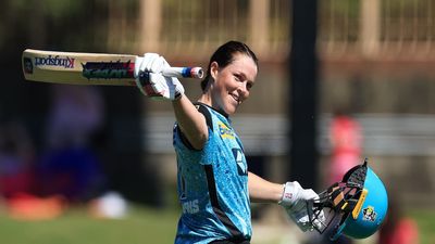 ऑस्ट्रेलियाई बल्लेबाज ने टूटे बैट से लगाया जोरदार छक्का,  साथी खिलाड़ी के सिर के ऊपर से गया बल्ला, Video ग्रेस हैरिस ने रचा इतिहास