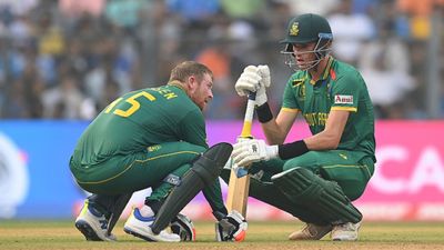 ENG vs SA: ना दौड़ा जा रहा था, ना खड़ा रहा जा रहा था, फिर भी क्लासन को लेट-लेटकर क्यों लगानी पड़ी सेंचुरी? हेनरिक क्लासन ने शतक ठोका