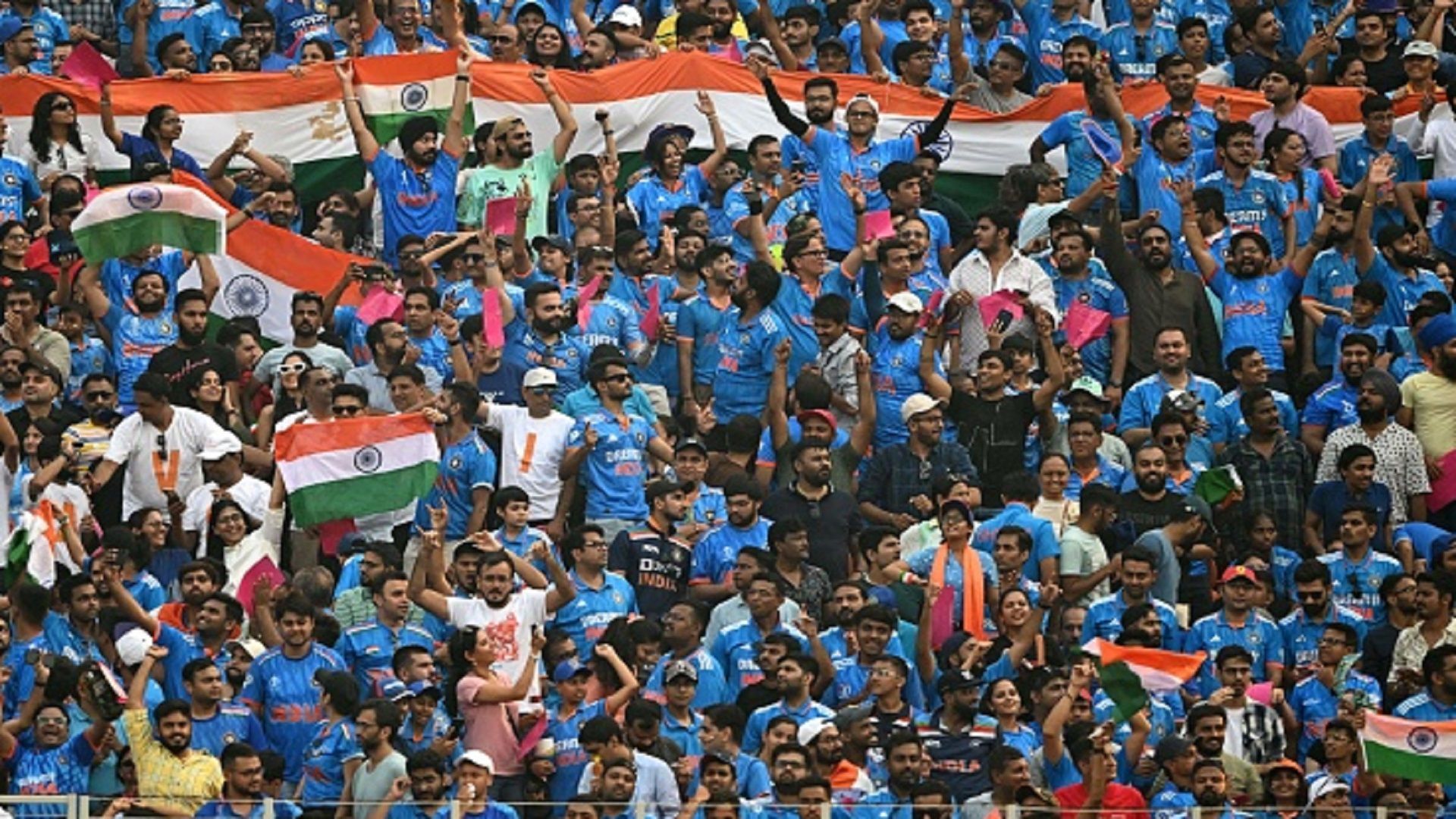 World Cup 2023: मैच देखने के लिए जोखिम में डाल दी जान,  वायरल फोटो देख सहम गए लोग