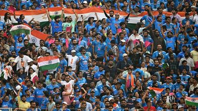 World Cup 2023: मैच देखने के लिए जोखिम में डाल दी जान, वायरल फोटो देख सहम गए लोग सोशल मीडिया पर एक फोटो काफी वायरल हो रही है