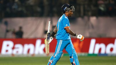 World Cup 2023 : डेब्यू मैच में 'धोखे' का शिकार हुआ टीम इंडिया का धुरंधर, विराट कोहली ने दिया गहरा घाव  सूर्यकुमार यादव न्यूजीलैंड के खिलाफ रन आउट हुए.