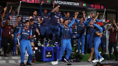 अफगानिस्तान टीम में शामिल यह भारतीय बना जीत का मास्टरमाइंड, लिखी पाकिस्तान की करारी हार की कहानी अफगानिस्तान के खिलाड़ी पाकिस्तान को हराकर झूमते हुए.