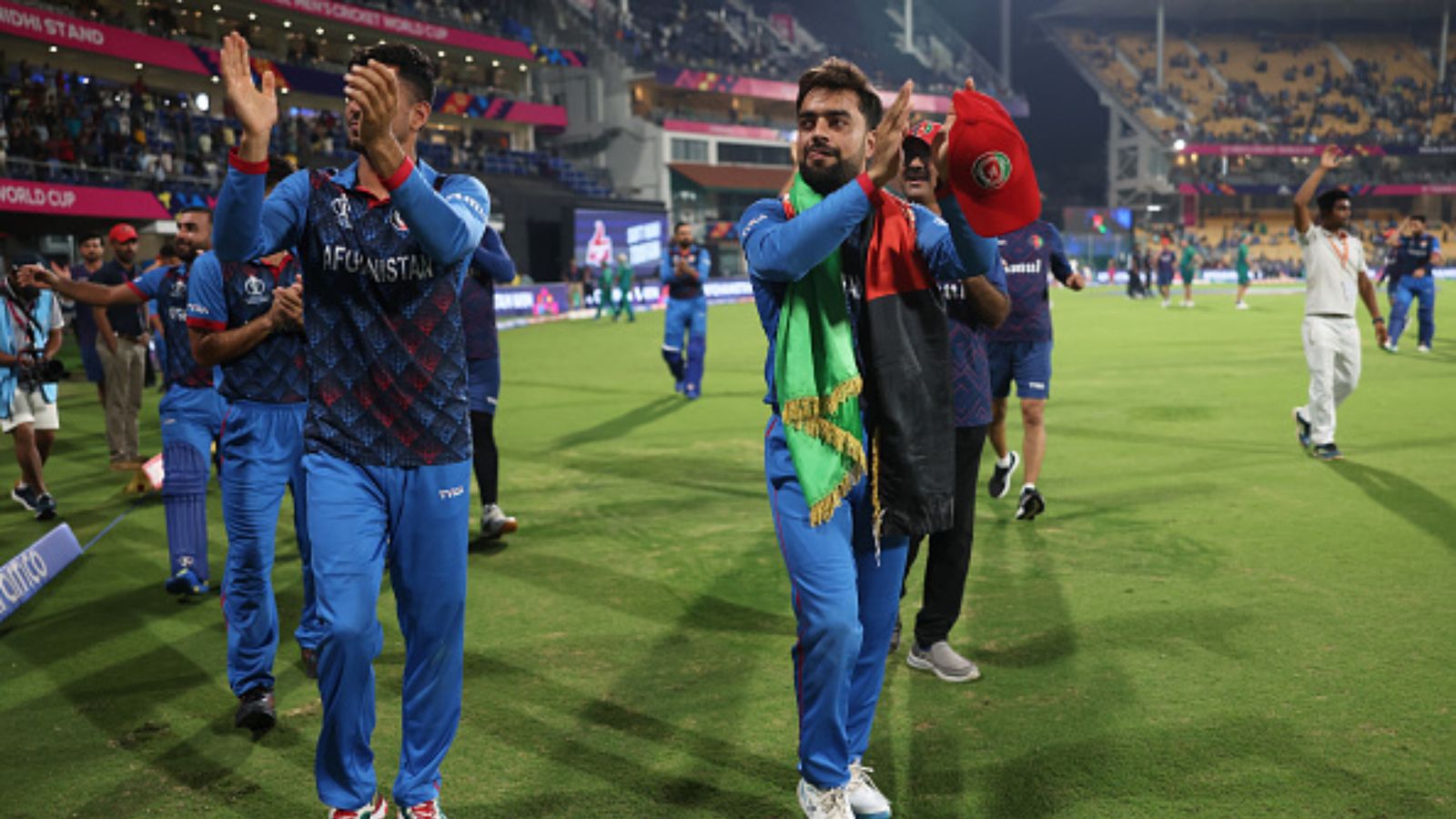 अफगानिस्तान ने पाकिस्तान को रौंदने के बाद ड्रेसिंग रूम में डांस से लगाई आग, टेबलों पर चढ़कर नाचे खिलाड़ी, देखिए वीडियो अफगानिस्तान ने पाकिस्तान को रौंदने के बाद ड्रेसिंग रूम में डांस से लगाई आग, टेबलों पर चढ़कर नाचे खिलाड़ी, देखिए वीडियो