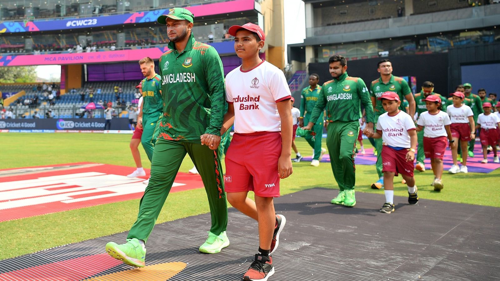 शाकिब को अपने ही घर में कहा गया फ्रॉड, World Cup के बीच टीम छोड़कर गए कप्तान को देखते ही भीड़ ने खोया आपा, Video शाकिब को अपने ही घर में कहा गया फ्रॉड, World Cup के बीच टीम छोड़कर गए कप्तान को देखते ही भीड़ ने खोया आपा, Video