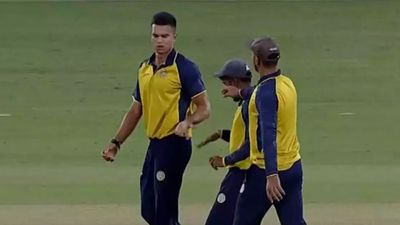 अर्जुन तेंदुलकर का धमाल, पहले ठोके 47 रन फिर गेंद से किया कमाल, लेकिन अंतिम गेंद पर छक्का लगाकर चिराग ने छीनी जीत अर्जुन तेंदुलकर (फोटो क्रेडिट - गूगल इमेज)