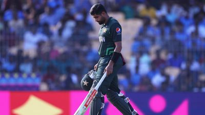 Babar Azam : 'कप्तानी ने उसे खत्म कर दिया', 50 रन जड़कर आउट हुए पाकिस्तानी कप्तान बाबर आजम तो फैंस ने किया ट्रोल  बाबर आजम