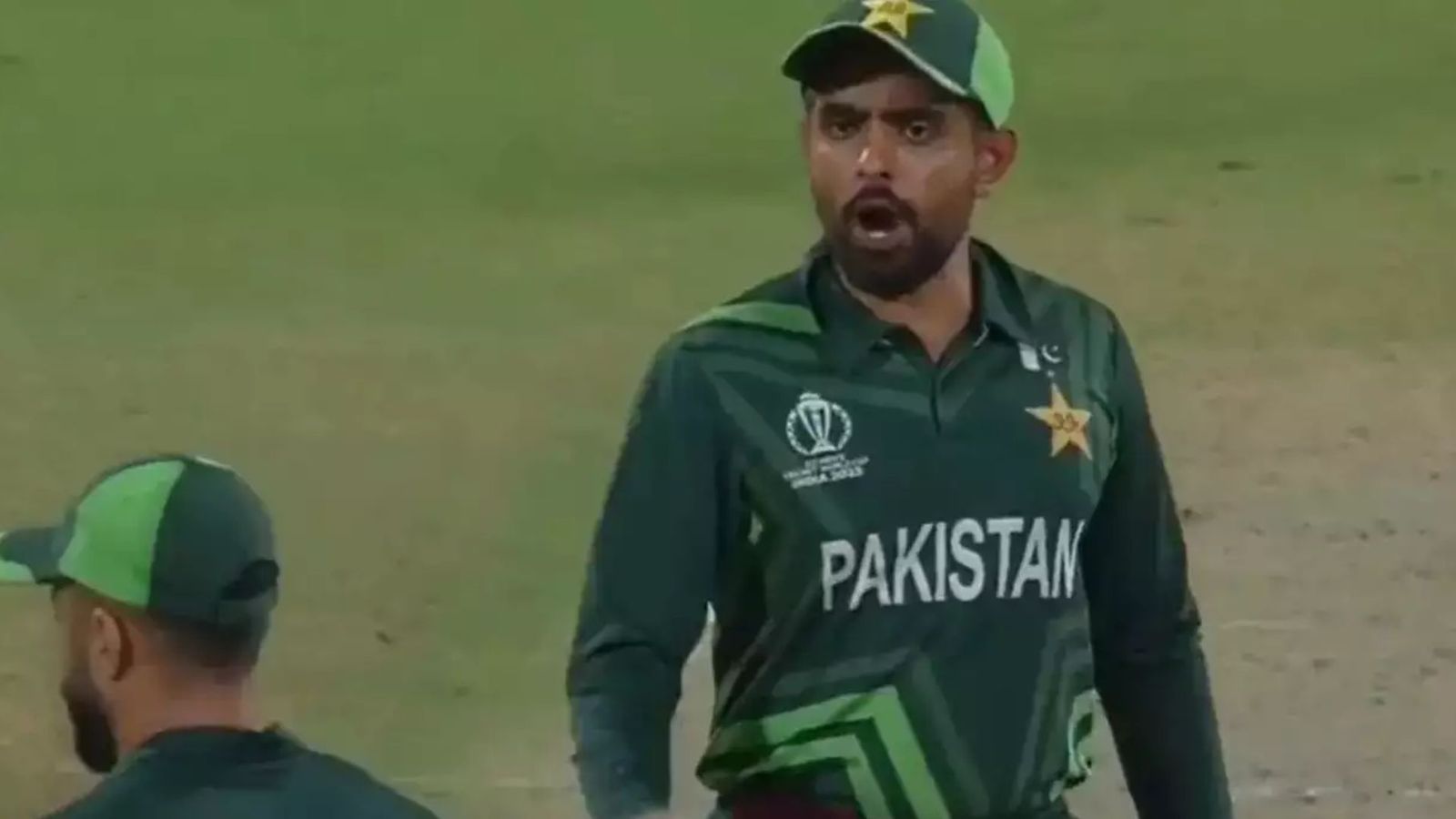 PAK vs SA : साउथ अफ्रीका से हारते ही बाबर आजम ने खोया आपा, बीच मैदान किसे लगाई झाड़, Video आया सामने PAK vs SA : साउथ अफ्रीका से हारते ही बाबर आजम ने खोया आपा, बीच मैदान किसे लगाई झाड़, Video आया सामने