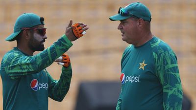 PAK vs SA: पाकिस्तान की हार के बावजूद भी सुधरने का नाम नहीं ले रहे कोच मिकी आर्थर, बाबर आजम और मैनेजमेंट को लेकर कह दिया ये बाबर को क्यों बचा रहे हैं आर्थर