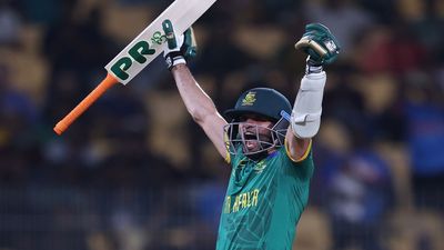 SA vs PAK: बजरंगबली का भक्त और बल्ले पर ॐ का स्टीकर, पाकिस्तान के जबड़े से जीत छीनने वाला कौन है ये महाराज ? केशव महाराज का भारत से गहरा नाता