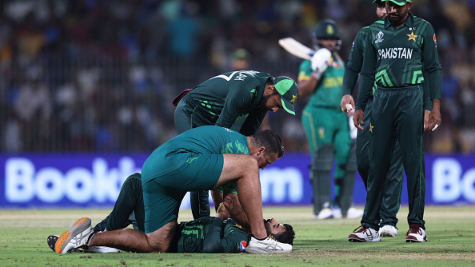 शादाब खान ने चोट लगने का नाटक किया? पाकिस्तान के दो दिग्गजों ने लाइव टीवी पर कोसा, कहा- 24 करोड़ अवाम की भावनाओं से खेल रहे शादाब खान ने चोट लगने का नाटक किया? पाकिस्तान के दो दिग्गजों ने लाइव टीवी पर कोसा, कहा- 24 करोड़ अवाम की भावनाओं से खेल रहे